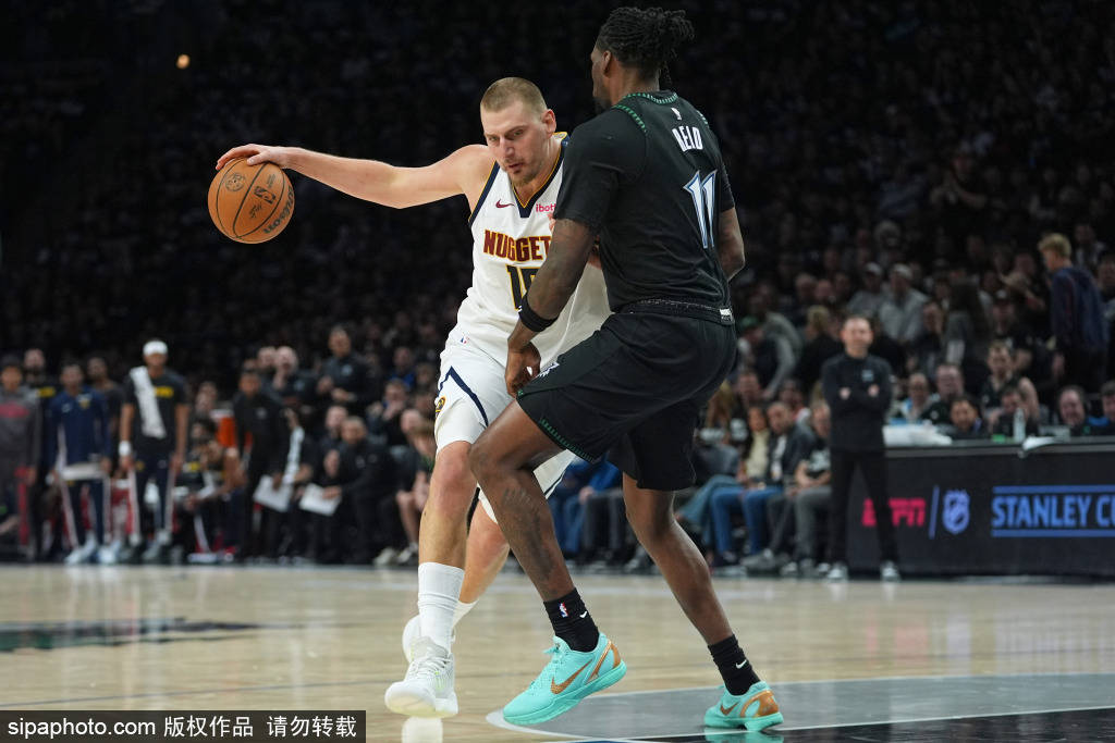 热刺队医引争议：西蒙斯重伤后仍被要求进行场边测试